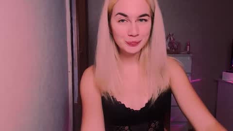 Snapshot of carinfox chatting on 10-27-25, 08:24 Carin online show from 10-27-25, 08:24