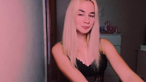 Snapshot of carinfox chatting on 10-28-25, 07:16 Carin online show from 10-28-25, 07:16