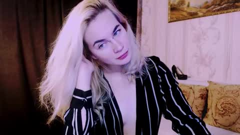 Snapshot of carinfox chatting on 11-10-25, 05:50 Carin online show from 11-10-25, 05:50