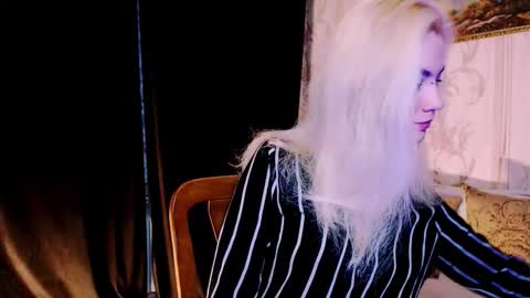 Snapshot of carinfox chatting on 11-16-25, 04:40 Carin online show from 11-16-25, 04:40