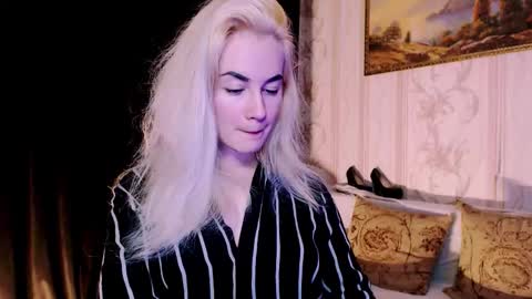 Snapshot of carinfox chatting on 11-16-25, 08:03 Carin online show from 11-16-25, 08:03