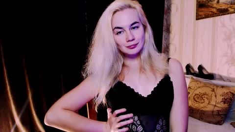 Snapshot of carinfox chatting on 11-21-25, 09:35 Carin online show from 11-21-25, 09:35