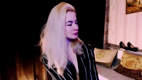 Snapshot of carinfox chatting on 11-24-25, 04:34 Carin online show from 11-24-25, 04:34