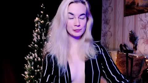 Snapshot of carinfox chatting on 12-14-25, 08:02 Carin online show from 12-14-25, 08:02