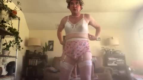 Snapshot of carlacee chatting on 11-13-25, 03:55 carlacee online show from 11-13-25, 03:55