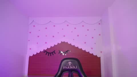 Snapshot of carlie_mayer chatting on 09-19-25, 02:57 CARLYE   online show from 09-19-25, 02:57