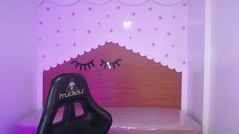 Snapshot of carlie_mayer chatting on 10-04-25, 03:15 CARLYE   online show from 10-04-25, 03:15