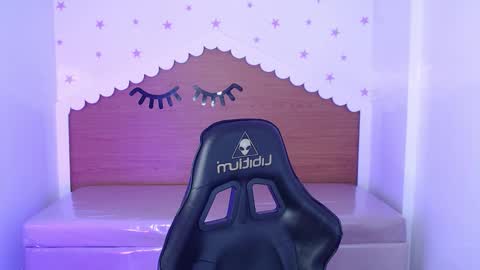 Snapshot of carlie_mayer chatting on 10-18-25, 02:58 CARLYE   online show from 10-18-25, 02:58