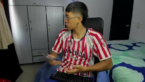 Snapshot of carlitosex09 chatting on 02-19-25, 03:27 master online show from 02-19-25, 03:27