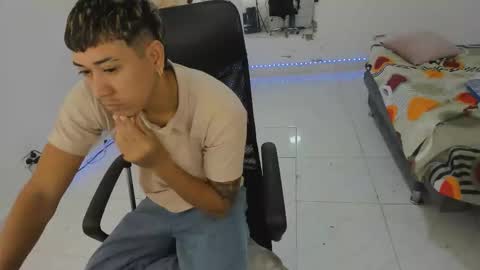 Snapshot of carlitosex09 chatting on 12-21-25, 02:46 master online show from 12-21-25, 02:46