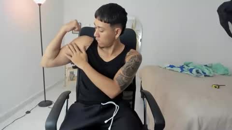 Snapshot of carlitosex09 chatting on 03-04-26, 05:02 master online show from 03-04-26, 05:02