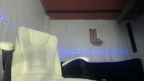 Snapshot of carlo_yates27 chatting on 06-07-26, 10:57 carlo yates thx for help me to reach 100 thumps up online show from 06-07-26, 10:57