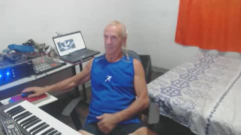 Snapshot of carlos2557 chatting on 05-07-26, 11:32 carlos online show from 05-07-26, 11:32