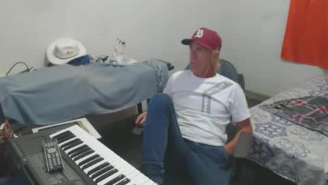Snapshot of carlos2557 chatting on 05-09-26, 03:45 carlos online show from 05-09-26, 03:45