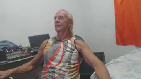 Snapshot of carlos2557 chatting on 05-13-26, 03:15 carlos online show from 05-13-26, 03:15