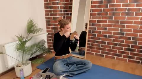 Snapshot of carlyneisenman chatting on 11-25-25, 07:25 Eva online show from 11-25-25, 07:25