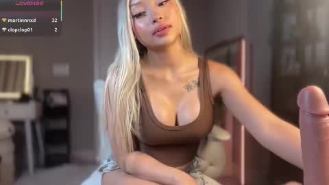 Snapshot of carmenxrose chatting on 10-11-25, 02:33 carmenxrose online show from 10-11-25, 02:33