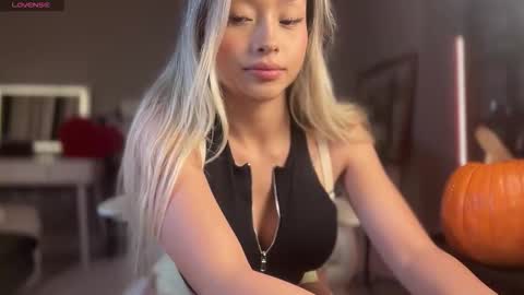 Snapshot of carmenxrose chatting on 10-31-25, 12:33 carmenxrose online show from 10-31-25, 12:33