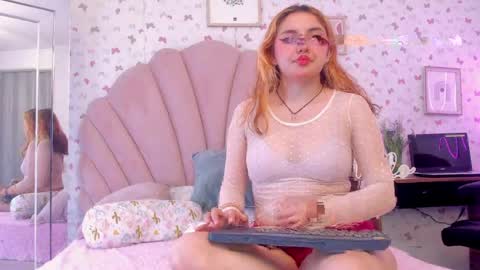 Snapshot of carmesi_ chatting on 05-01-26, 06:45 carmesi_ online show from 05-01-26, 06:45