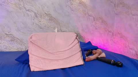 Snapshot of carol_juiicy_ chatting on 09-19-25, 07:25 Carol online show from 09-19-25, 07:25