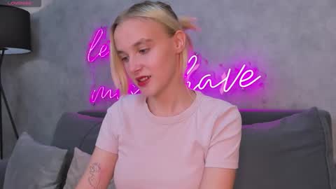 Snapshot of carolin_miller chatting on 09-18-25, 07:43 Carol online show from 09-18-25, 07:43