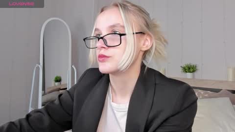 Snapshot of carolin_miller chatting on 09-23-25, 06:27 Carol online show from 09-23-25, 06:27