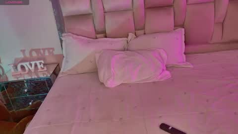 Snapshot of carolinafox_ chatting on 11-25-25, 04:56 caroline online show from 11-25-25, 04:56