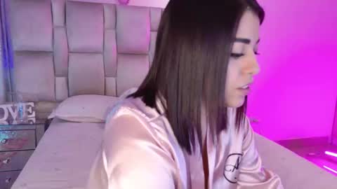 Snapshot of carolinafox_ chatting on 11-30-25, 04:49 caroline online show from 11-30-25, 04:49