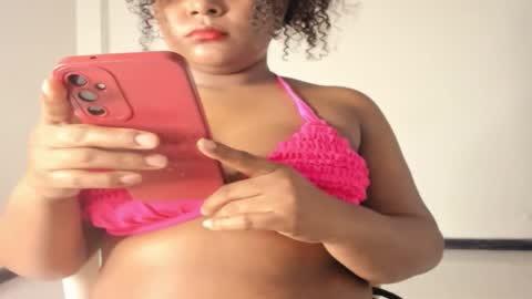 Snapshot of carolinagomez22 chatting on 10-08-25, 12:19 carolinagomez22 online show from 10-08-25, 12:19