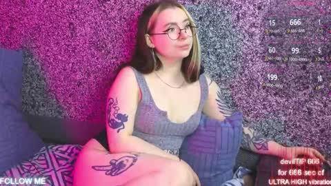 Snapshot of carolinareaperr chatting on 10-22-25, 02:17 Ask me better xx online show from 10-22-25, 02:17