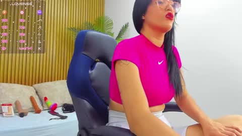 Snapshot of caroline_00403_ chatting on 09-27-25, 07:08 c a r o l i n e online show from 09-27-25, 07:08