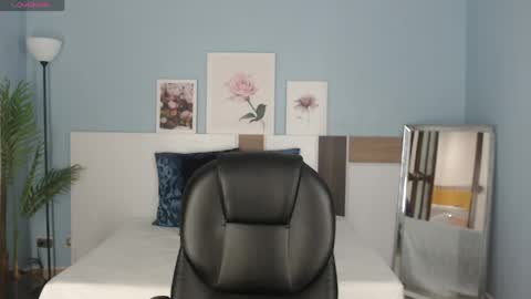 caroline_blair1 online show from 04-27-26, 12:58