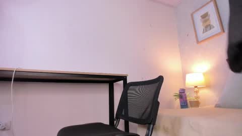 Snapshot of caroline_dh chatting on 05-13-26, 11:29 Caroline online show from 05-13-26, 11:29