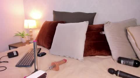 Snapshot of caroline_dh chatting on 05-19-26, 11:38 Caroline online show from 05-19-26, 11:38