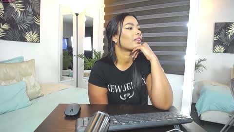 Snapshot of caroline_jackson_ chatting on 01-20-25, 01:11 C A R O L I N E online show from 01-20-25, 01:11