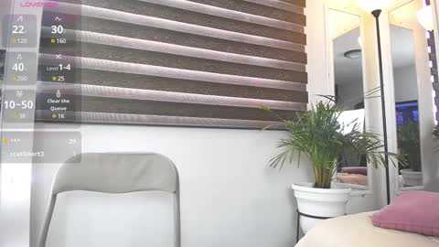 Snapshot of caroline_jackson_ chatting on 03-09-25, 04:44 C A R O L I N E online show from 03-09-25, 04:44