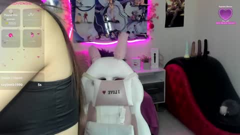 Snapshot of caroline_lenox chatting on 12-05-24, 02:33 Caroline Lenox online show from 12-05-24, 02:33