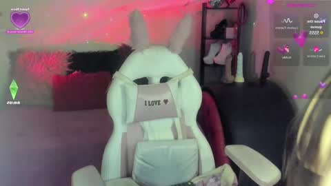 Snapshot of caroline_lenox chatting on 02-24-25, 05:11 Caroline Lenox online show from 02-24-25, 05:11