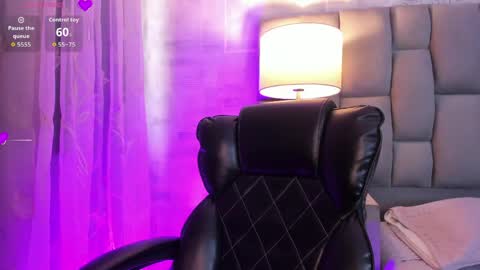 Snapshot of carolinefyre chatting on 05-11-26, 02:45 Caroline online show from 05-11-26, 02:45
