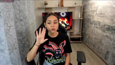 Snapshot of carolinefyre chatting on 05-24-26, 03:06 Caroline online show from 05-24-26, 03:06