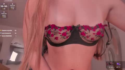 Snapshot of carolinegrace_ chatting on 03-02-25, 02:10 Caro online show from 03-02-25, 02:10