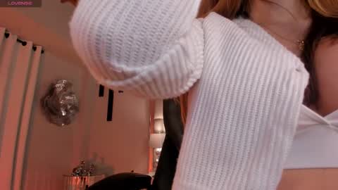 Snapshot of carolinegrace_ chatting on 11-23-25, 11:21 Caro online show from 11-23-25, 11:21