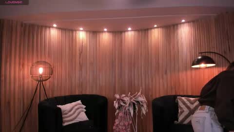 Snapshot of carolinegrace_ chatting on 11-25-25, 10:37 Caro online show from 11-25-25, 10:37