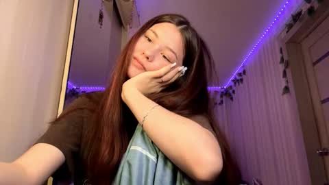 Snapshot of carolynexford chatting on 12-19-25, 07:04 Emma online show from 12-19-25, 07:04