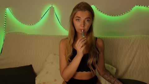 Snapshot of carriebradshawww chatting on 10-02-25, 01:40 carriebradshawww online show from 10-02-25, 01:40