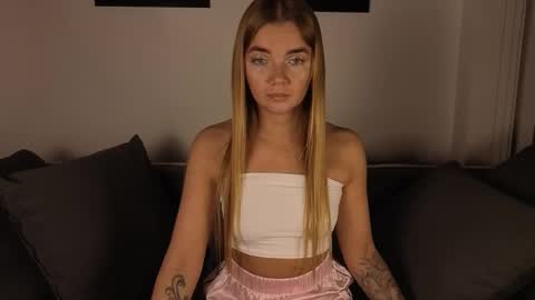 Snapshot of carriebradshawww chatting on 10-23-25, 03:33 carriebradshawww online show from 10-23-25, 03:33