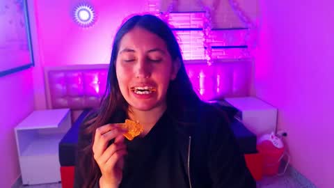 Snapshot of cassandra_ruizz chatting on 09-19-25, 08:20 573215024606 online show from 09-19-25, 08:20