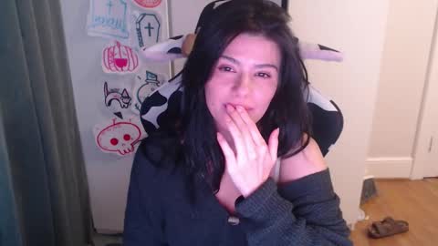 cassiealvarez online show from 10-28-25, 03:54