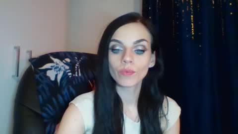 Snapshot of cassiexqueen chatting on 10-28-25, 08:00 Cassie online show from 10-28-25, 08:00