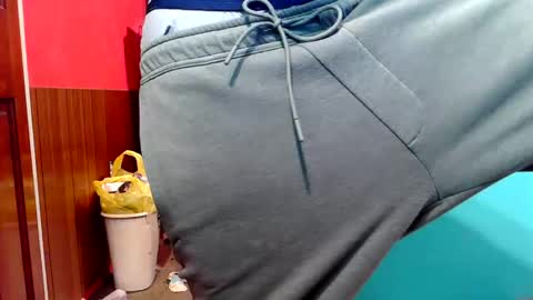 Snapshot of castration40 chatting on 10-18-25, 05:43 castration40 online show from 10-18-25, 05:43